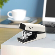 Grampeador de escritório ergonômico de alta resistência com base antiderrapante.