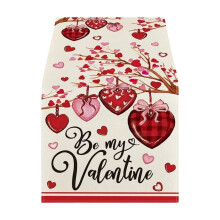 Chemin de table en forme d'arbre à cœurs pour la Saint-Valentin entre copines