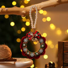 Guirlanda de Natal com sinos, laços, flocos de neve e frutinhas vermelhas. Inclui corrente de pérolas para facilitar a instalação. Decoração