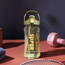 Auslaufsichere 2-Liter-Sportwasserflasche mit Strohhalm, Griff und Handyhalterung, gut lesbare Beschriftung – ideal fürs Fitnessstudio