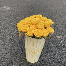 Buquê de rosas tricotadas, arranjo floral feito à mão com fios trançados.