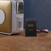 Taschenkalender Schwarz 2024/2025 Standkalender mit Monatsplaner für den Schreibtisch