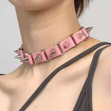 Gargantilha gótica de couro preto com spikes rosa