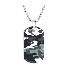 Collana in acciaio al titanio con stampa mimetica a colori, ideale come regalo per gli appassionati di stile militare, disponibile in diversi modelli