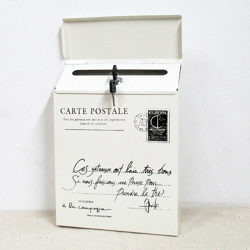 Boîte aux lettres murale en fer forgé avec serrure, style rustique. 1