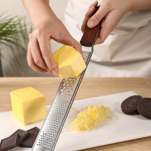 Râpe à fromage manuelle, ustensile de cuisine en acier inoxydable facile à nettoyer, râpe à fromage avec manche en bois antirouille
