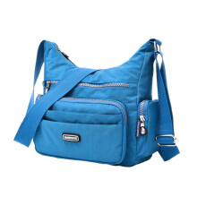 Borsa a tracolla da donna con molteplici tasche, in nylon resistente all'acqua e con tracolla regolabile.