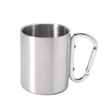 Tasse de voyage avec poignée mousqueton, idéale pour les activités de plein air ou le camping.