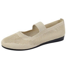 Bequeme, flache Damen-Schuhe aus atmungsaktivem Mesh-Gewebe mit runder Zehenpartie zum Hineinschlüpfen. Erhältlich in Beige. Größen: EU 40, UK