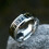 Bague unisexe rétro en titane avec incrustation de runes vikings 1