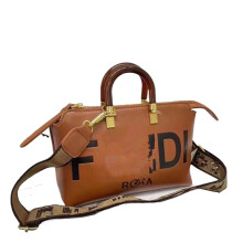 Borsa Boston vintage europea e americana con stampa in rilievo, utilizzabile a tracolla e a mano.