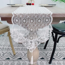Chemin de table brodé en dentelle pour une réception de mariage