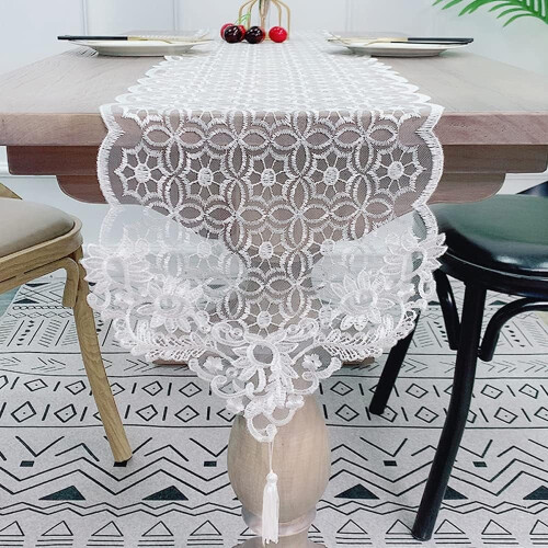 Chemin de table brodé en dentelle pour une réception de mariage
