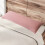 Housse de coussin long en polyester hypoallergénique rose 1