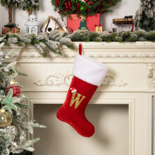 Rode fluwelen kerstkousen met alfabetletters,