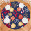Toalha de mesa natalina de 52 polegadas com borda elástica, capa redonda e extensível para proteção durante as refeições de Natal. 2