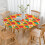Toalha de mesa redonda de 52 polegadas com borda elástica e tema natalino, ideal para jantares e celebrações de fim de ano. 3