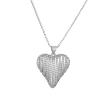 Colar feminino com pingente de coração vazado em aço inoxidável cravejado com microzircônias, na cor prata.