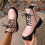 Botas femininas rosa de cano curto em couro PU com zíper lateral e bico redondo. 2
