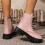 Botas femininas rosa de cano curto em couro PU com zíper lateral e bico redondo. 6