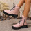 Botas femininas rosa de cano curto em couro PU com zíper lateral e bico redondo. 7