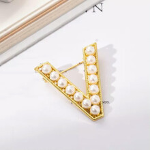Broche con letra mayúscula en oro perla (26 letras)