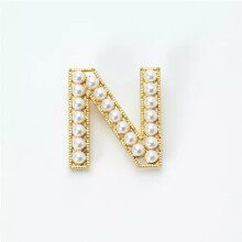 Broche con letra mayúscula en oro perla (26 letras)