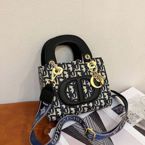Borsa a tracolla piccola di lusso con texture leggera e ricami. 1