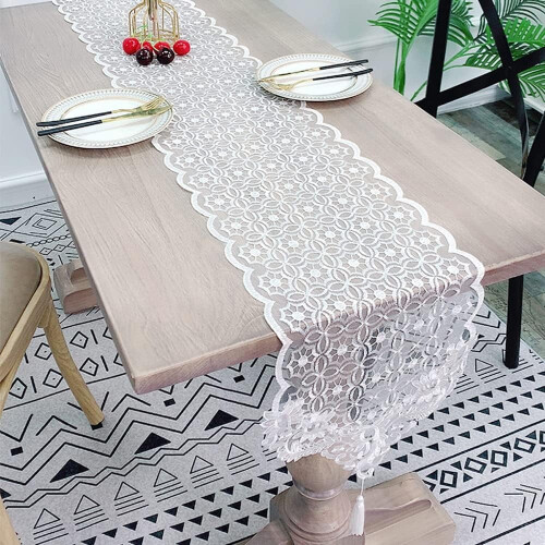 Chemin de table brodé en dentelle pour une réception de mariage 2