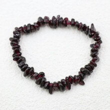 Bracciale in ghiaia di quarzo con cristalli di granato per i chakra.