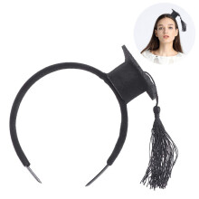 Faixa de cabeça com chapéu de formatura estilosa, ideal para fotos memoráveis.