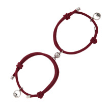 Ensemble de bracelets assortis pour couples, symbolisant l'amour et la complicité. Bracelets d'attraction mutuelle avec clochettes magnétiques de