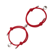 Ensemble de bracelets assortis pour couples, symbolisant l'amour et la complicité. Bracelets d'attraction mutuelle avec clochettes magnétiques de