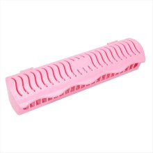 Haarverlengingshouder in de stijl van haarverlengingen voor het vasthouden van clip-in extensions.