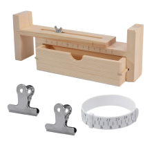 Apparat för att skapa armband med ett tvådelat klämma, U-form; apparat för handstickning av armband