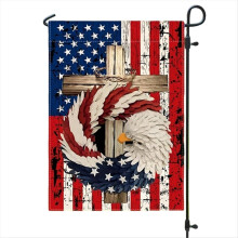 Reichen Sie eine doppelseitige amerikanische, patriotische Flagge zum Gedenktag des 4. Juli ein.