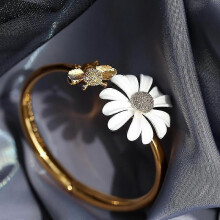 (Bracelet) Women earring girl stud ear Drop Trendy Sweet White Daisy Korean Asymmetric Flower Travel Party Ear