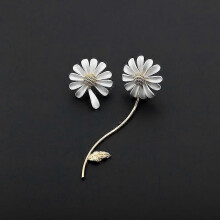 (asymmetric stud) Women earring girl stud ear Drop Trendy Sweet White Daisy Korean Asymmetric Flower Travel Party Ear
