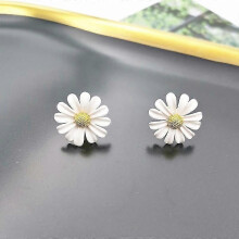 (Stud) Women earring girl stud ear Drop Trendy Sweet White Daisy Korean Asymmetric Flower Travel Party Ear
