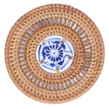 Handgefertigte Untersetzer aus Stroh und Rattan, elegante blau-weiße Porzellan-Tassensets, rutschfeste Tischsets aus Webmaterial für ein sicheres