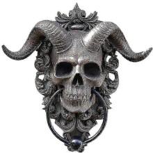 Gothic Horned Skeleton Door Knocker Wall Plaque for Halloween Outdoor Decor - Spooky Home Accent Piece