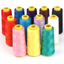 Packung mit 12 Spulen Nähgarn. Polyestergarn in verschiedenen Farben, ideal zum Handnähen. Farbsortierung.