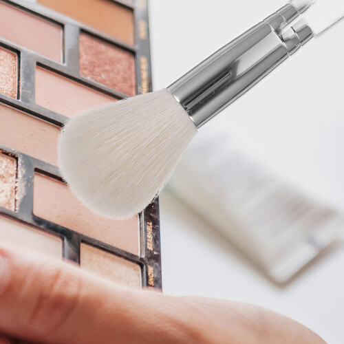 Multi-Use Wool Blush Brush Lightweight Small Makeup Brush for Face 2