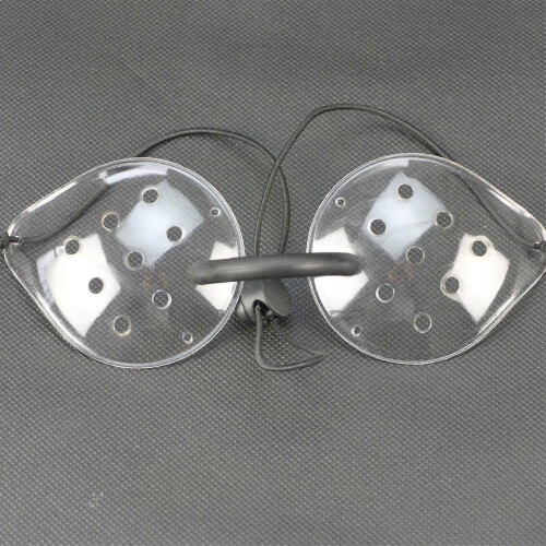 Máscara ocular transparente com 9 orifícios e cordão ajustável, compatível com cuidados pós-operatórios.