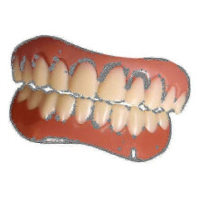 Conjunto de 2 próteses dentárias, superior e inferior, naturais e confortáveis, protegem os dentes e devolvem a confiança ao seu sorriso.
