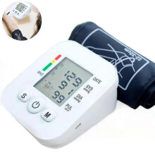 1 tensiomètre numérique entièrement automatique au poignet avec bracelet.
