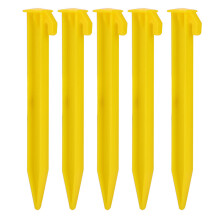Piquets de tente en plastique jaune haute visibilité, robustes et durables, pour une utilisation extérieure multiple et un rangement facile.