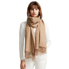 Damsjal med överdimensionerad mjuk kashmirkänsla inlindad i en lätt halsduk