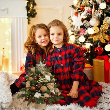 Piccoli alberi di Natale illuminati, lussuoso albero di pino artificiale decorato con pigne e palline scintillanti.