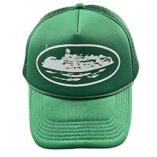 Truckercaps. Avslappet trykk på baseballcaps er tilgjengelig om sommeren for både menn og kvinner.